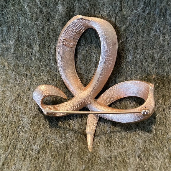 Crown Trifari Goldtone White Ribbon Enameled Pin - Picture 4 of 5